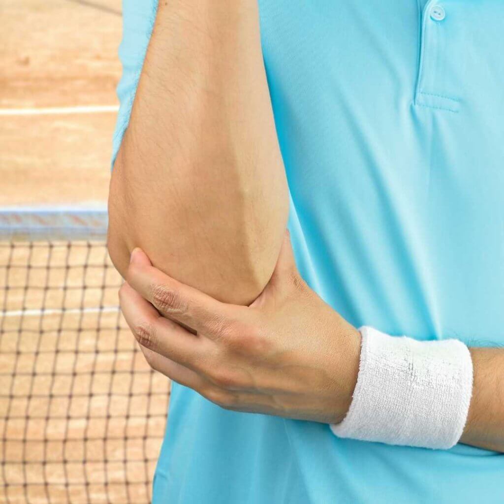 Typische Tennisllenbogen-Symptome sind Schmerzen, die besonders dann auftreten, wenn der Unterarm gedreht, das Handgelenk gegen einen Widerstand gestreckt, der Mittelfinger gegen einen Widerstand gestreckt wird oder der Ellenbogen gestreckt und die Hand passiv gebeugt ist.