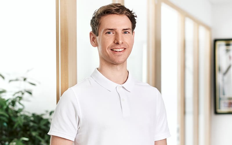 Bastian Degenhardt ist als Arzt in der Orthopädie Mediapark tätig.